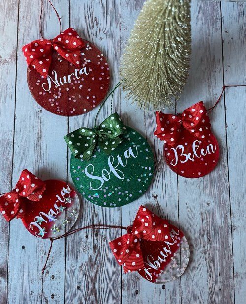 &nbsp;&iexcl;Estas Navidades, decora con magia y personalidad!
&nbsp;
Te presentamos nuestras exclusivas bolas de Navidad personalizadas hechas de resina, dise&ntilde;adas con todo el amor y detalle para hacer de tu &aacute;rbol un reflejo &uacute;nico de tus seres queridos. Cada bola lleva el nombre que elijas, convirti&eacute;ndose en un adorno especial que llenar&aacute; cualquier rinc&oacute;n de tu hogar con calidez y esp&iacute;ritu navide&ntilde;o.
&nbsp;
Haz que esta Navidad sea inolvidable con un toque personal y lleno de encanto. &iexcl;El regalo perfecto para sorprender a los tuyos!